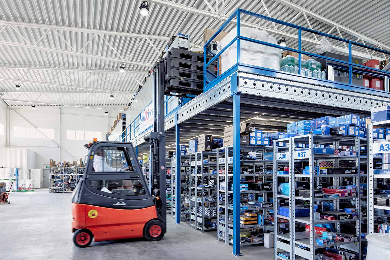 Utilise the full warehouse ceiling height