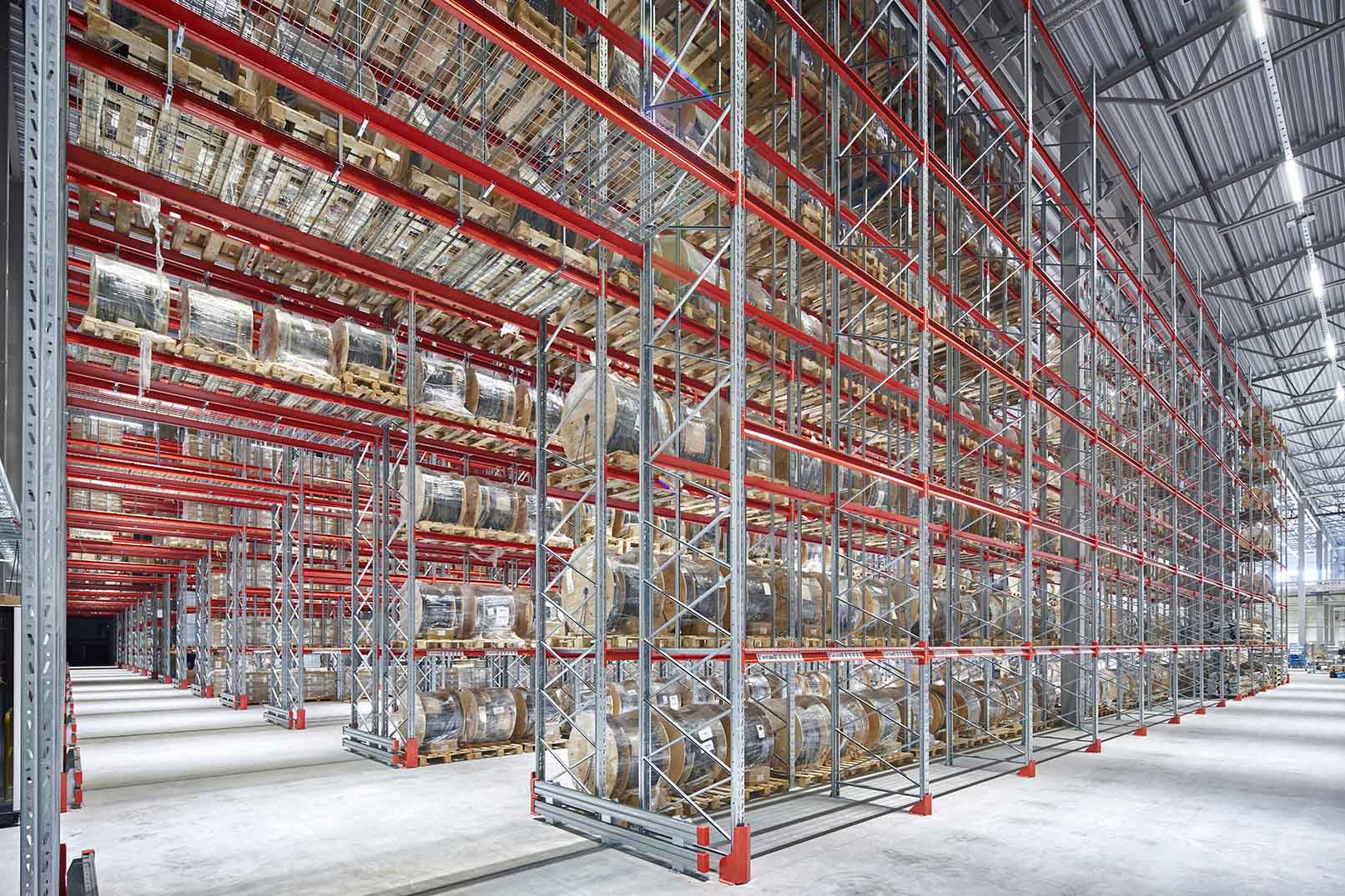Lagerhall Med Palllsystem Och Pallar
